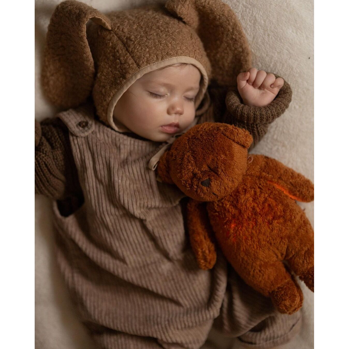 MOONIE: Επαναφορτιζόμενο βοήθημα ύπνου με αισθητήρα κλάματος από οργανικό βαμβάκι χρώμα Caramel - Image 5