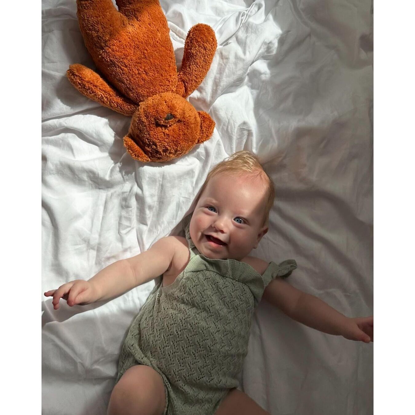 MOONIE: Επαναφορτιζόμενο βοήθημα ύπνου με αισθητήρα κλάματος από οργανικό βαμβάκι χρώμα Caramel - Image 3