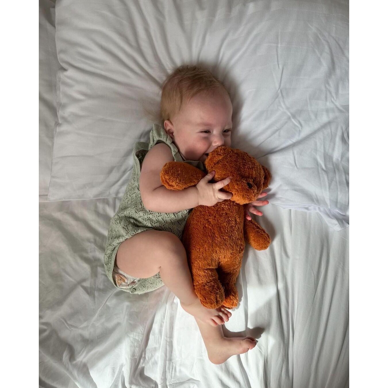 MOONIE: Επαναφορτιζόμενο βοήθημα ύπνου με αισθητήρα κλάματος από οργανικό βαμβάκι χρώμα Caramel - Image 2