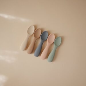 Βρεφικό Κουτάλι Σιλικόνης 2-Pack - Cambridge Blue/Shifting Sand - Image 4