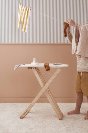 Ξύλινο σετ παιχνιδιού με σιδερώστρα Bistrot KIDS CONCEPT - Image 2