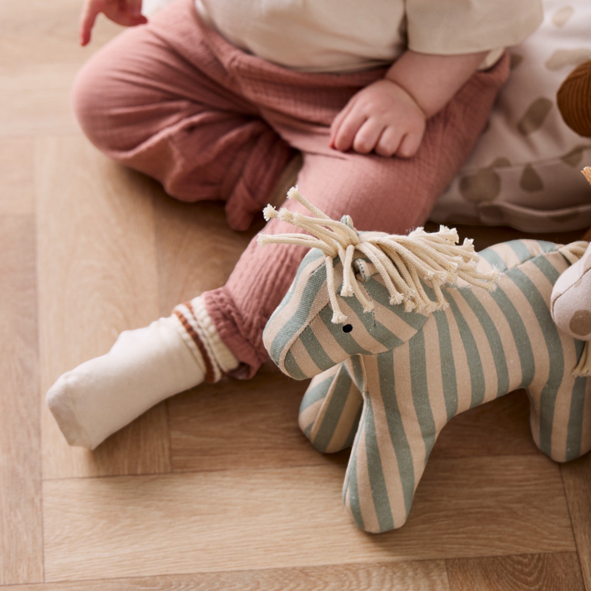 Υφασμάτινο παιχνίδι αλογάκι Sam AIDEN KIDS CONCEPT - Image 2