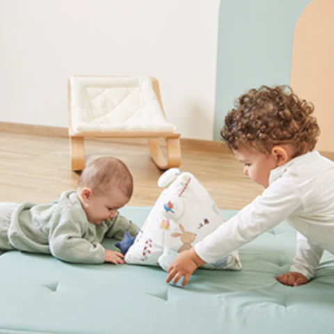 PETITES CHANSONS Υφασμάτινη πυραμίδα δραστηριοτήτων με ήχο Kaloo - Image 2